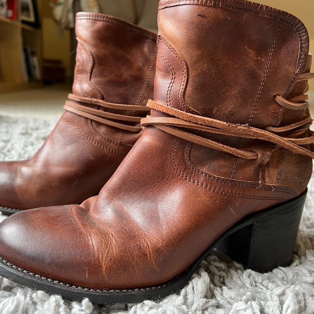 Size 9 Casey brown leather Free Bird boots